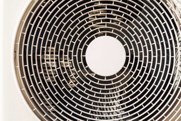 Co powoduje nieregularną pracę wentylatora w łazience