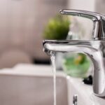 Co robić gdy z kranu w łazience leci woda o zmiennej temperaturze