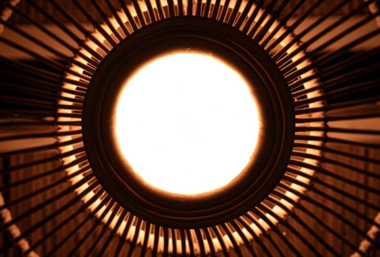 Dlaczego lampa sufitowa miga mimo wymiany na nową żarówkę