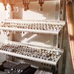 Jak prawidłowo wybierać i montować komponenty elektryczne w instalacjach przemysłowych