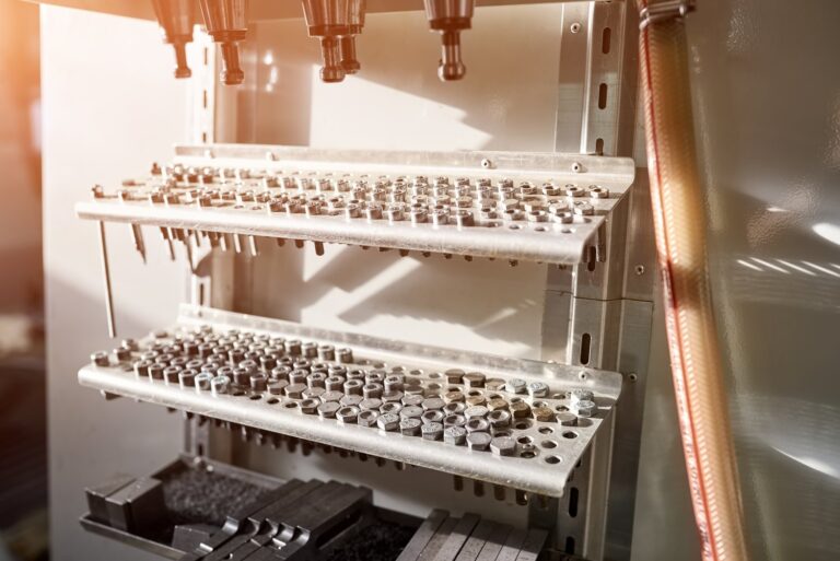 Jak prawidłowo wybierać i montować komponenty elektryczne w instalacjach przemysłowych