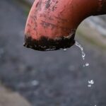 Jak rozpoznać że złącze w instalacji wodnej zaczyna przeciekać