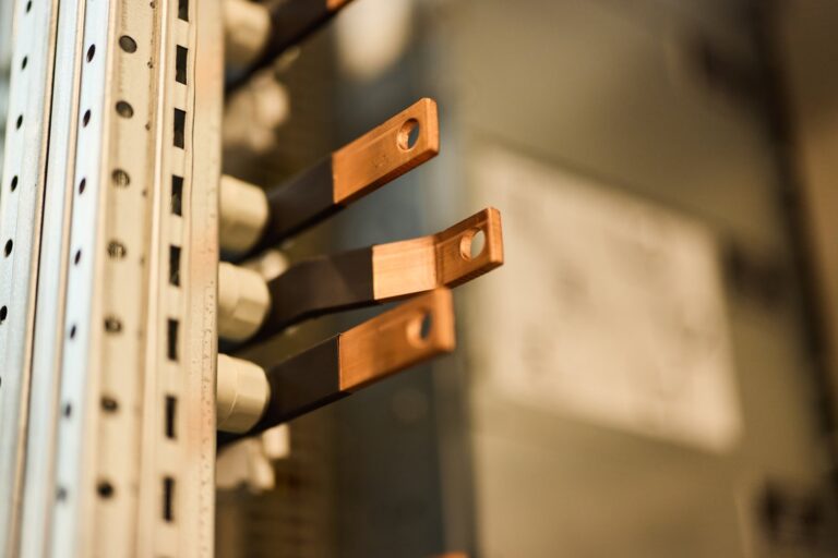 Jak wybrać odpowiednie wkładki bezpiecznikowe NH2 dla instalacji przemysłowej